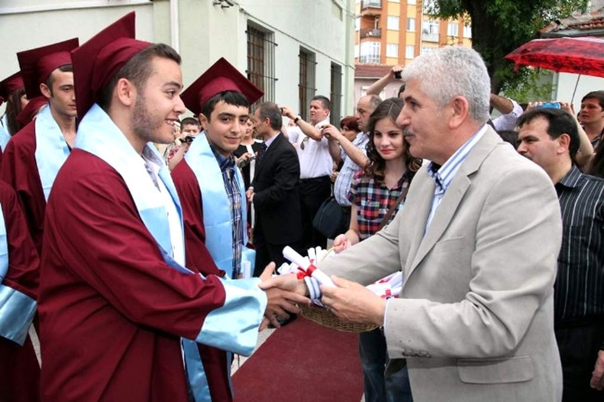 Öğrencilerin Diploma Heyecanına Başkan Burhan Sakallı da Ortak Oldu