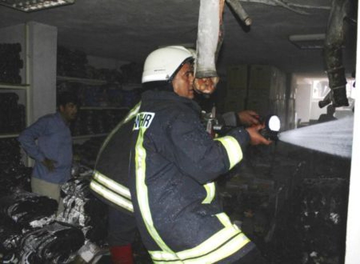 Osmaniye\'de Ayakkabı Deposunda Yangın