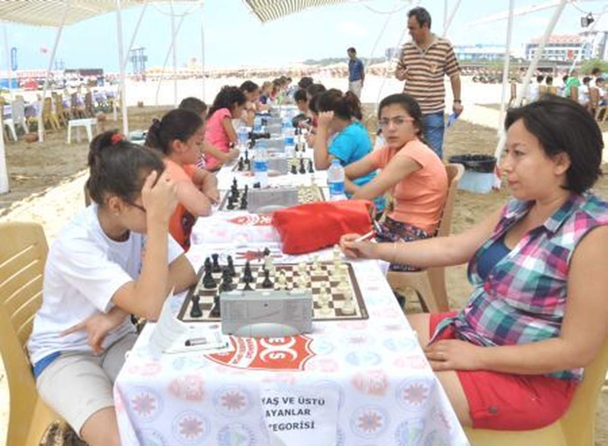 Plajda Satranç Turnuvası Düzenlendi