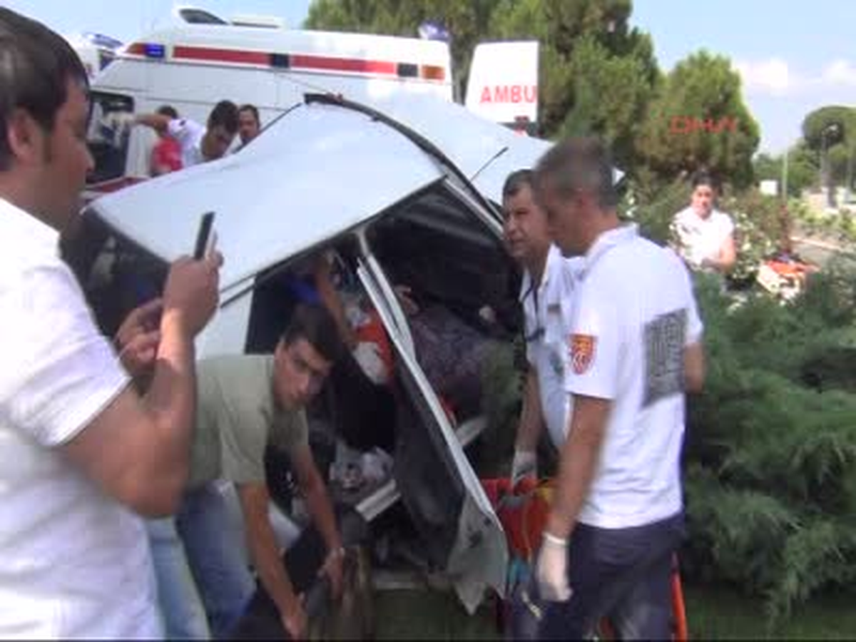 Salihli Otomobil Beton Bariyere Çarptı 1 Ölü, 4 Yaralı Otomobil Beton Bariyere Çarptı.1 Ölü, 4...