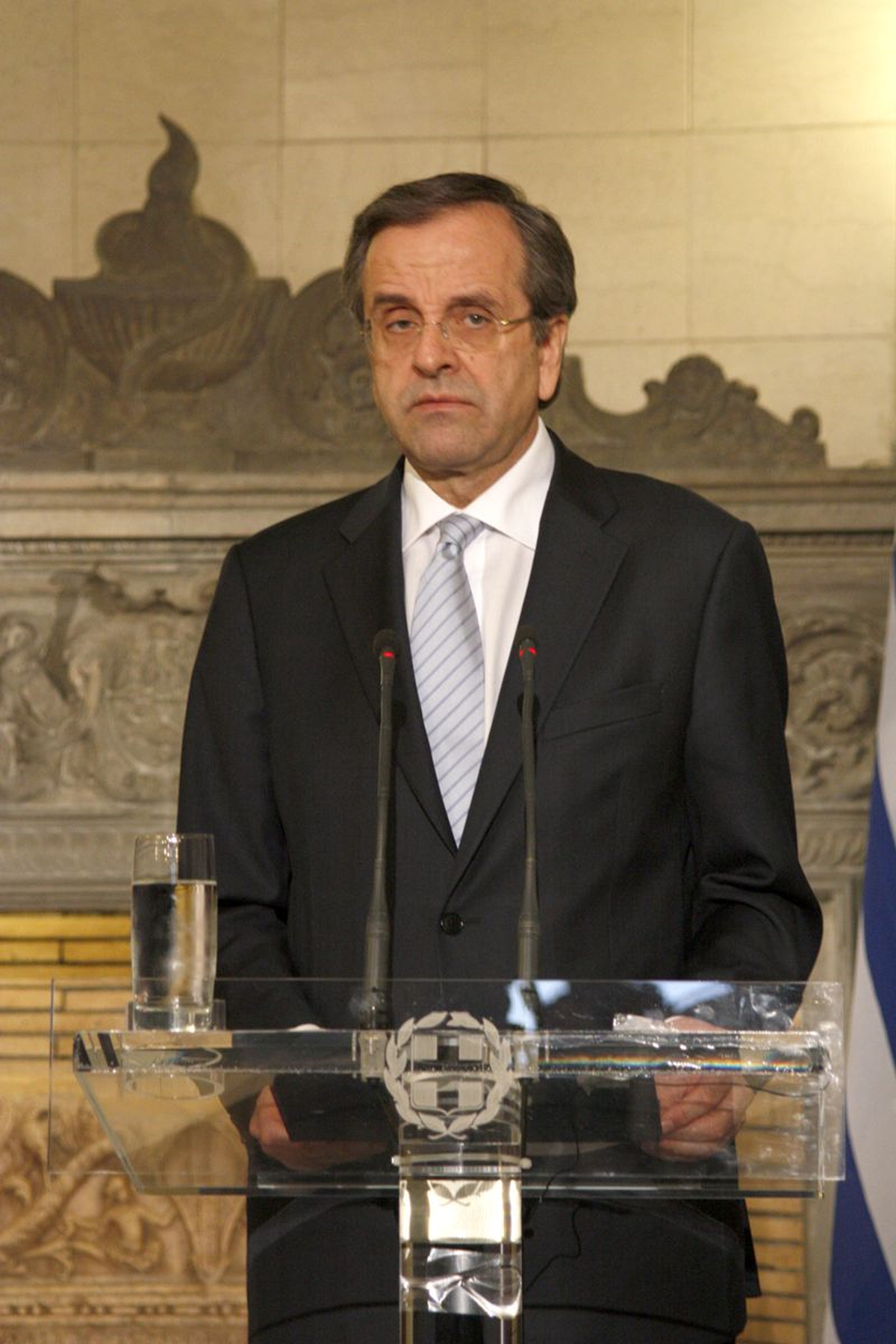 Samaras, ERT\'yi Kapatma Kararını Savundu