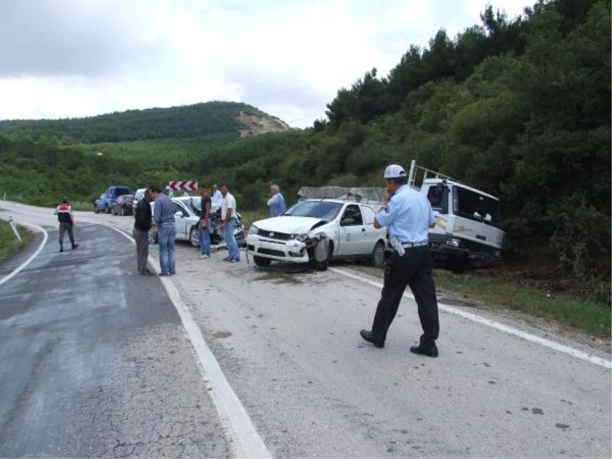 Şarköy\'de Trafik Kazası: 3 Yaralı