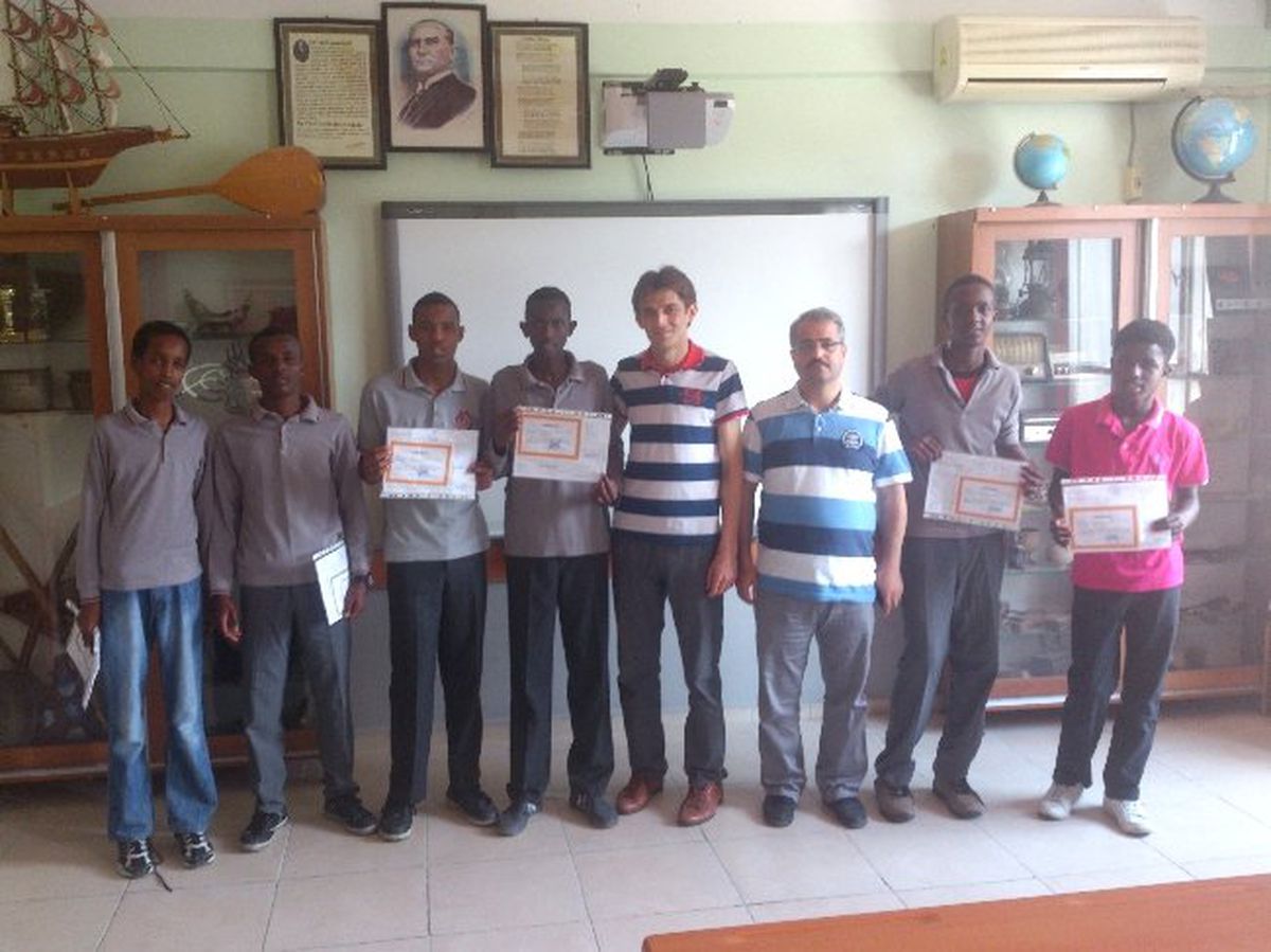 Somalili Öğrencilere En Güzel Karne Hediyesi