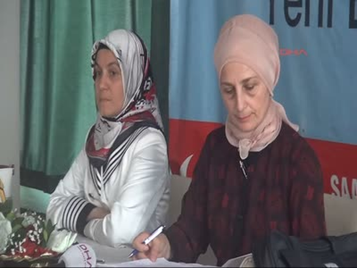 Sp Genel Başkanı Kamalak\'ın Avukat Eşi File Çoraplı, Göbeği Açık, Sırtı Açık Meslektaşlarım Var Sp...