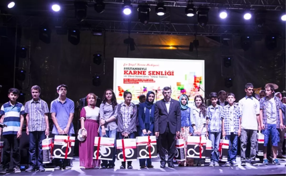 Sultanbeylili Gençlere Karne Hediyesi