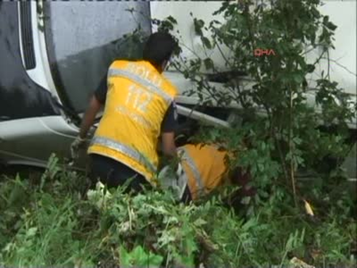 Mibibüs Uçuruma Yuvarlandı: 1 Ölü, 9 Yaralı