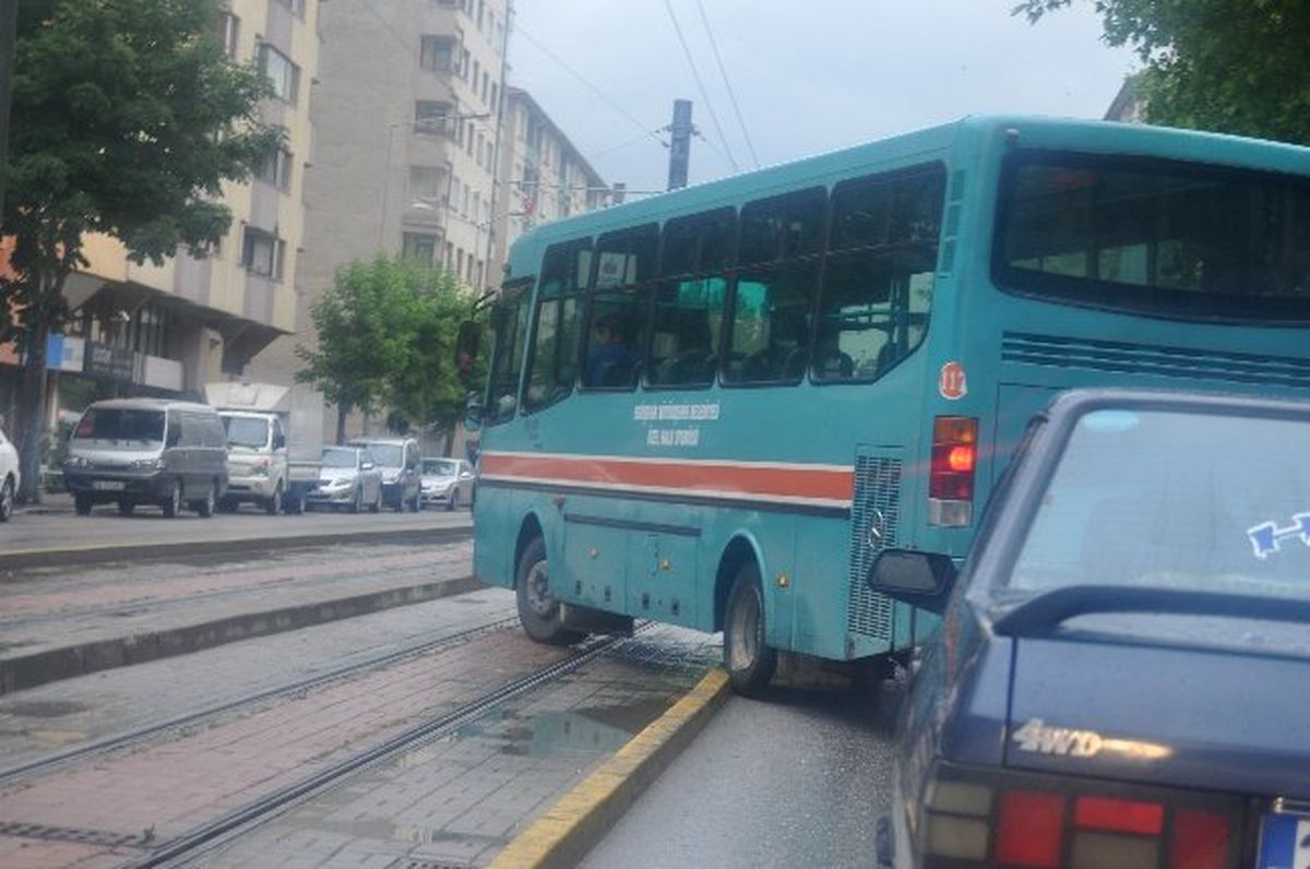 Uyanık Şoför Trafiği Kilitledi