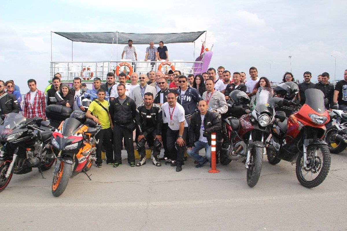 Vali Köşger Motosiklete Bindi