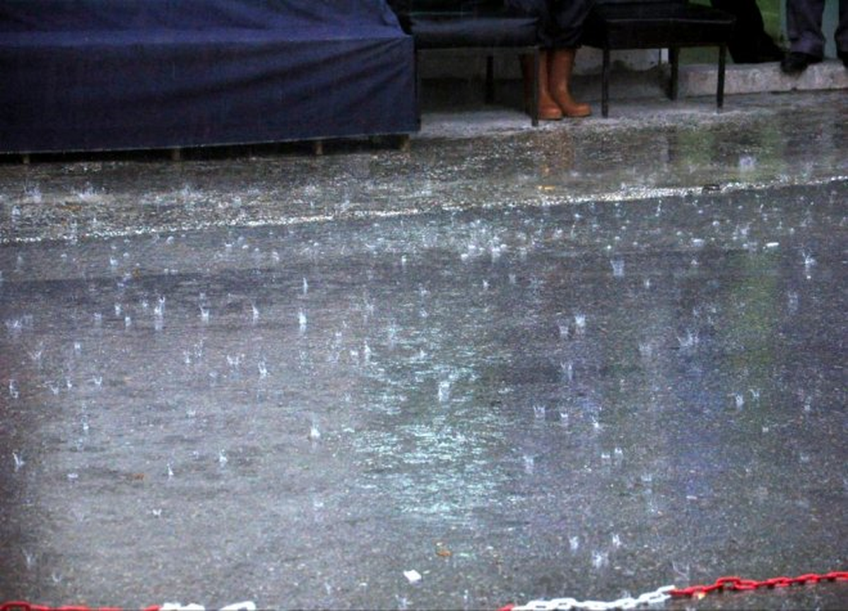 Yağmur 15 Dakikada Yolları Göle Çevirdi