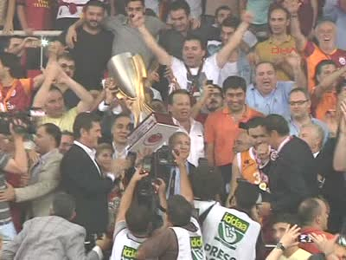2galatasaray Medıcal Park Şampiyonluk Kupasını Kaldırdı