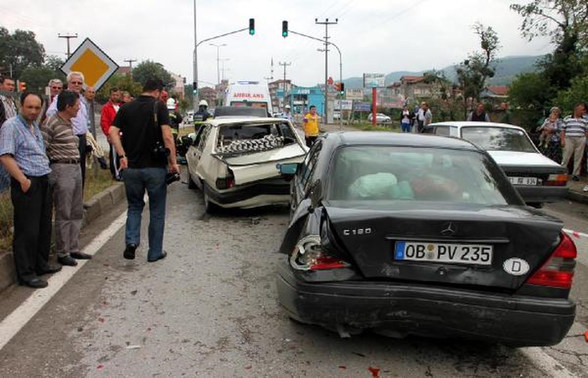 4 Otomobil Birbirine Girdi: 4 Yaralı