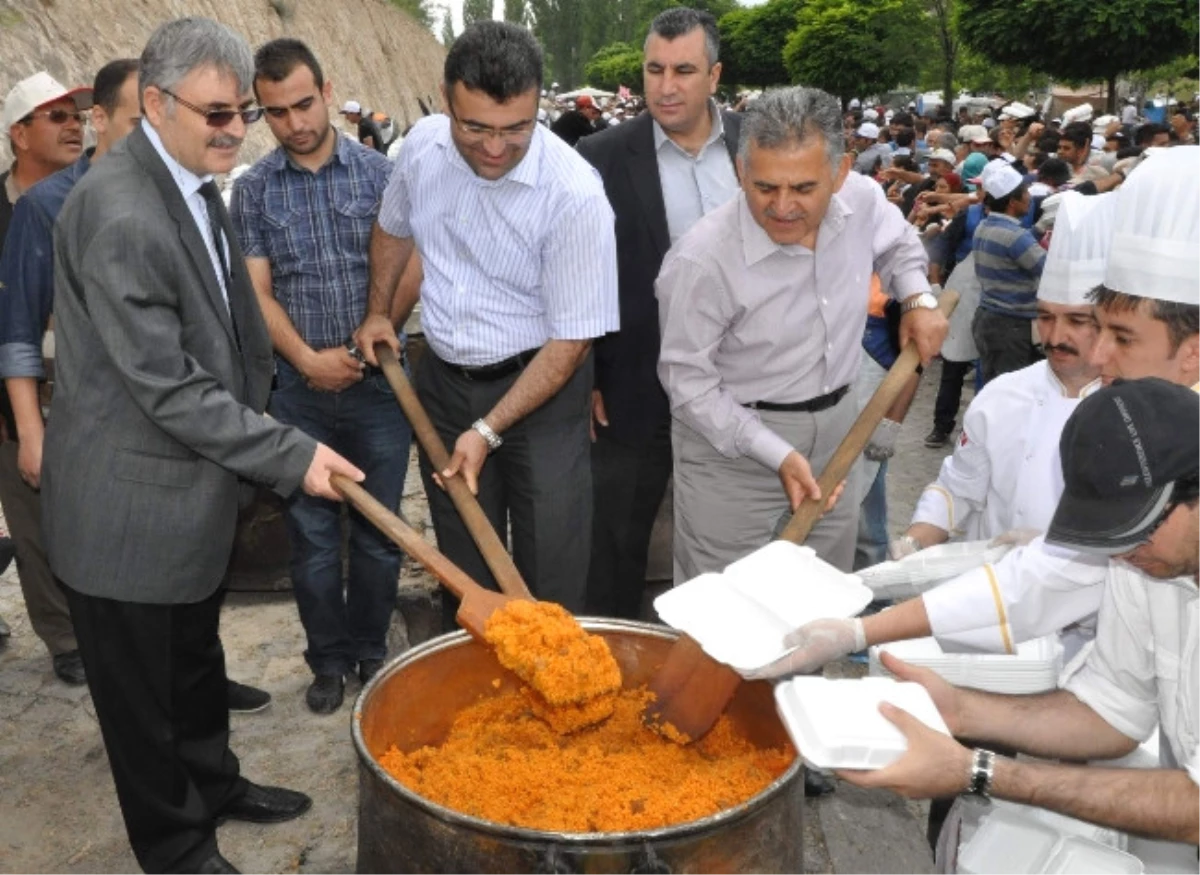 50 Bin Kişilik Pilav Yarım Saatte Tükendi