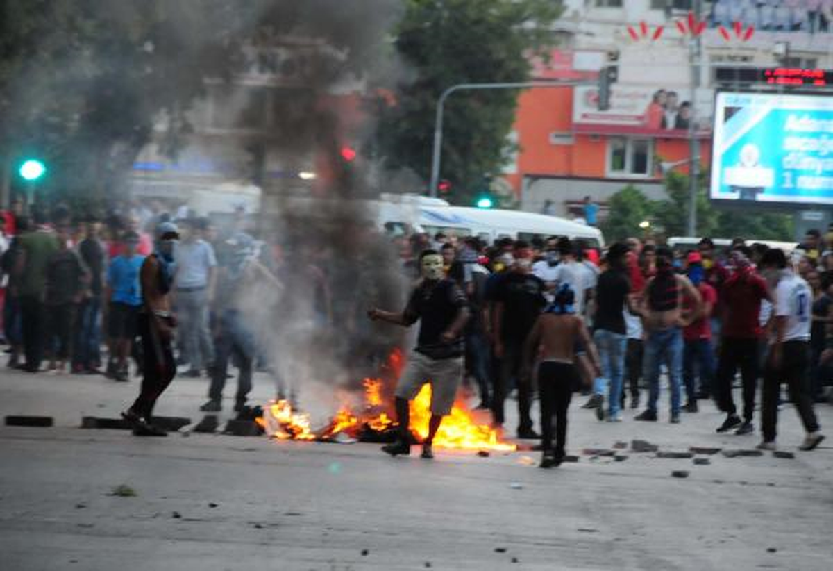 Adana\'da AK Parti Binasına Yürümek İsteyenlere Müdahale (2)