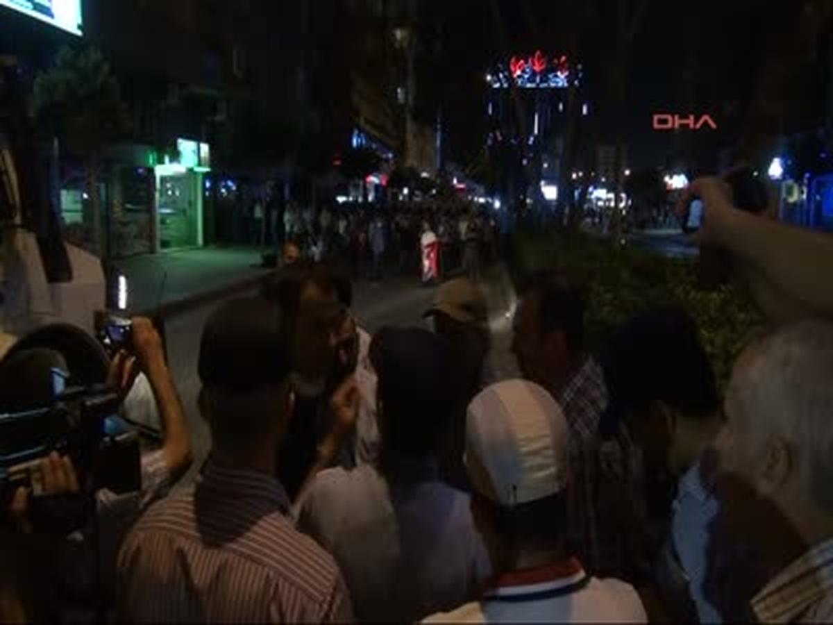 Adana\'da Göstericilere Polis Müdahalesi