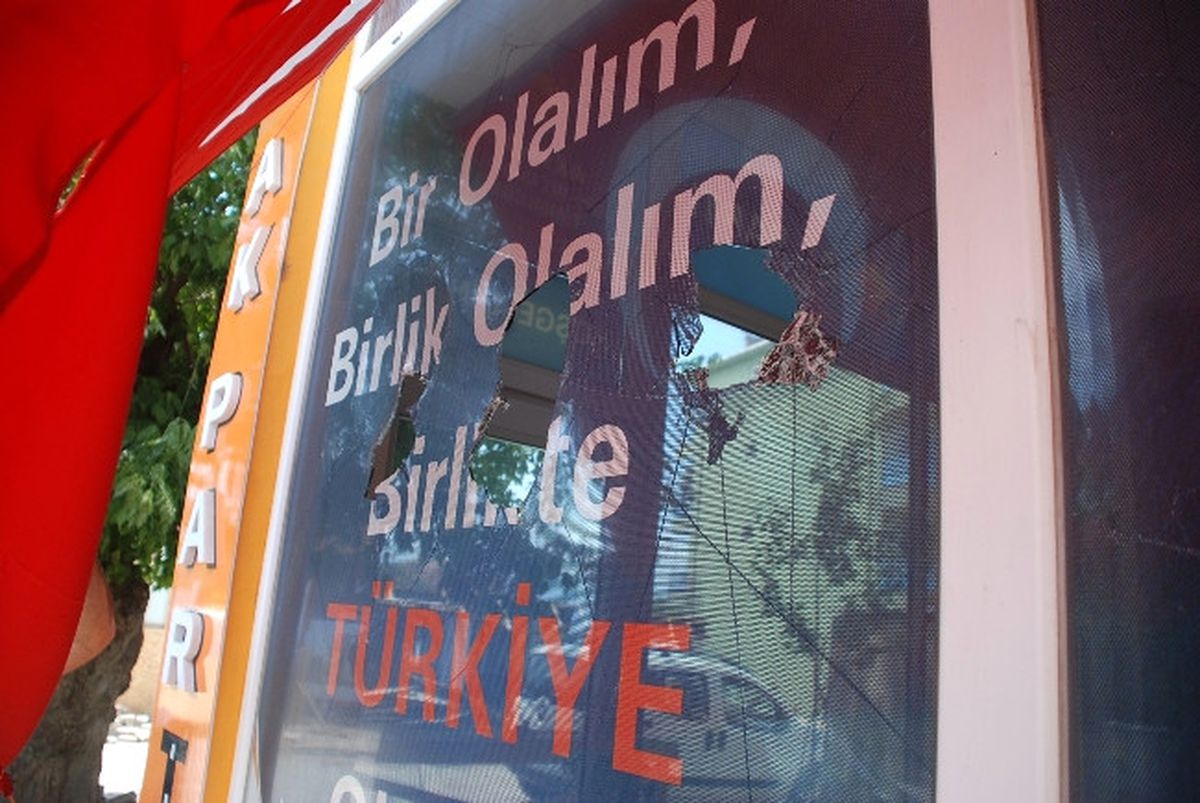 AK Parti Seçim Bürosuna Keserli Saldırı