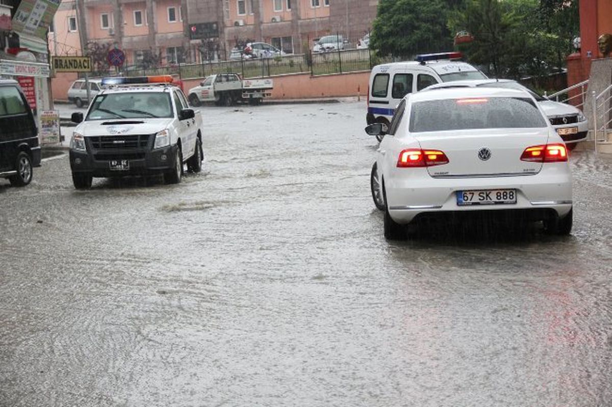 Alaplı\'da Sağanak Yağış Etkili Oldu