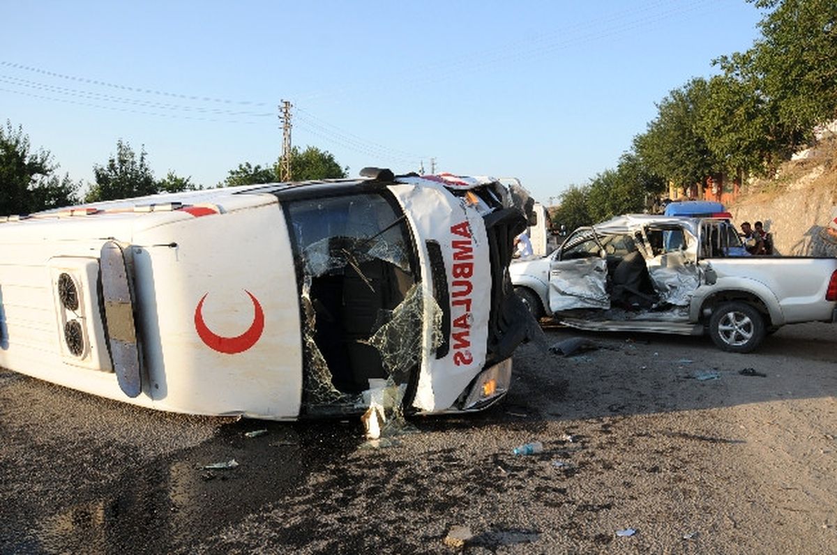 Ambulans ile Pikap Çarpıştı: 5 Yaralı