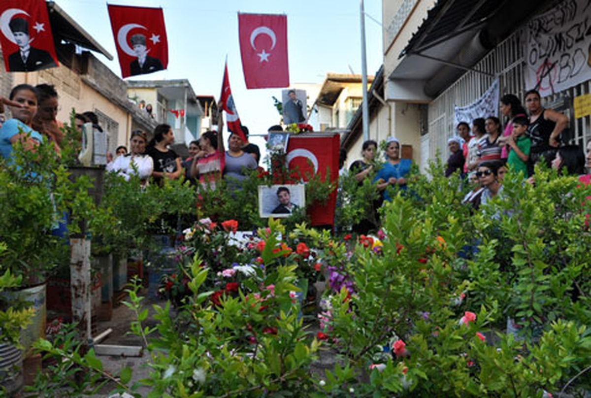 Antakya\'da Gösterilerde Ölen Abdullah Cömert Çiçeklerle Anıldı