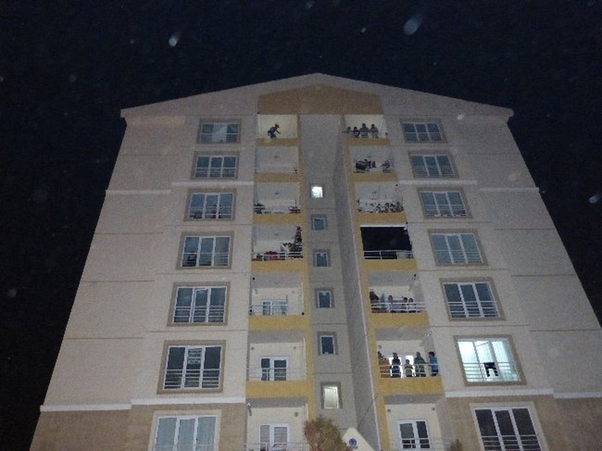 Apartmanın 11'inci Katından Atlamaya Kalktı