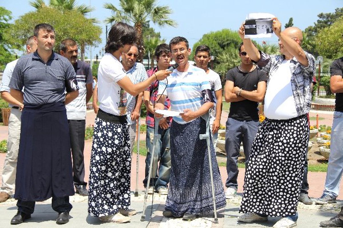 Babalar Etek Giyerek Çocuklarından Uzak Kalmayı Protesto Ettiler