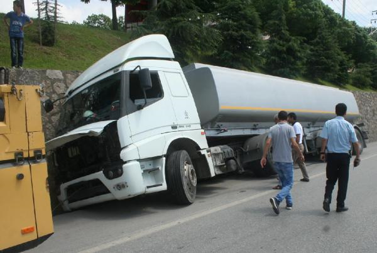 Bankete Düşen Akaryakıt Tankeri Korkuttu