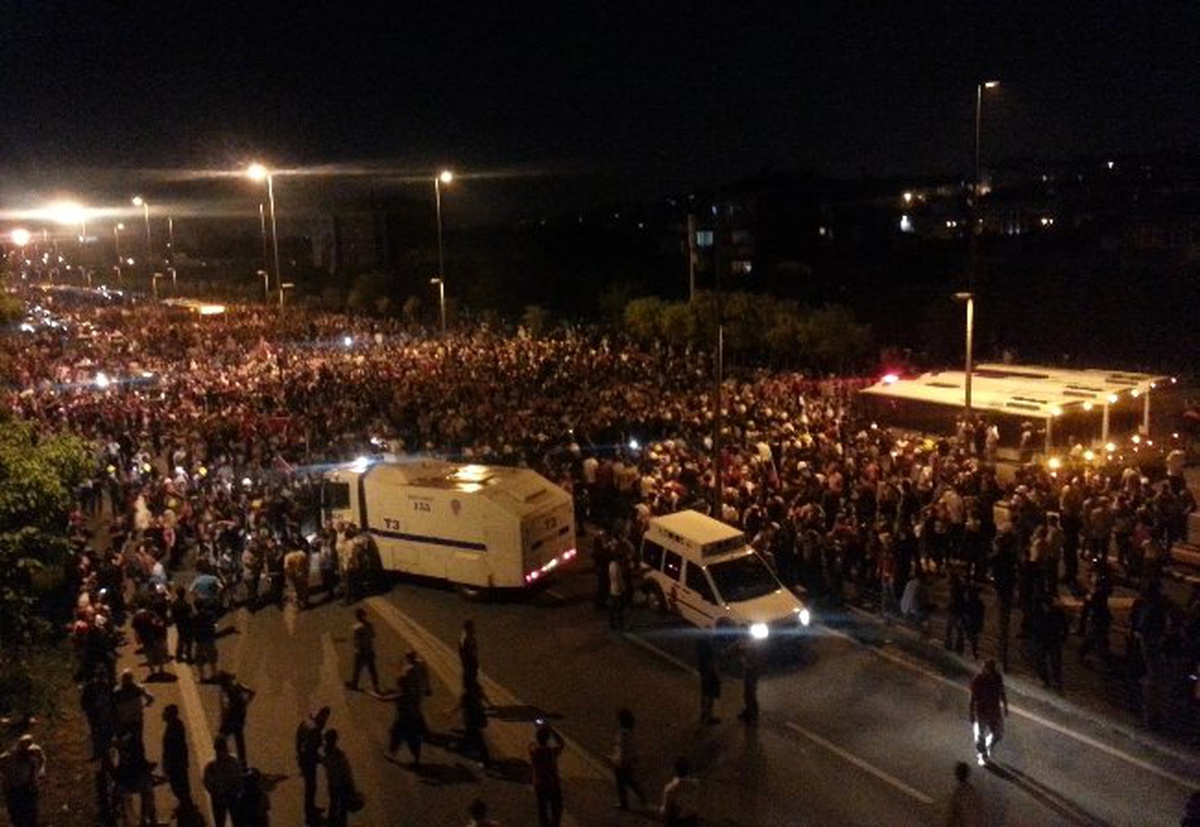 Boğaz Köprüsü\'ne Yürümek İsteyen Gruba Polis Müdahale Etti