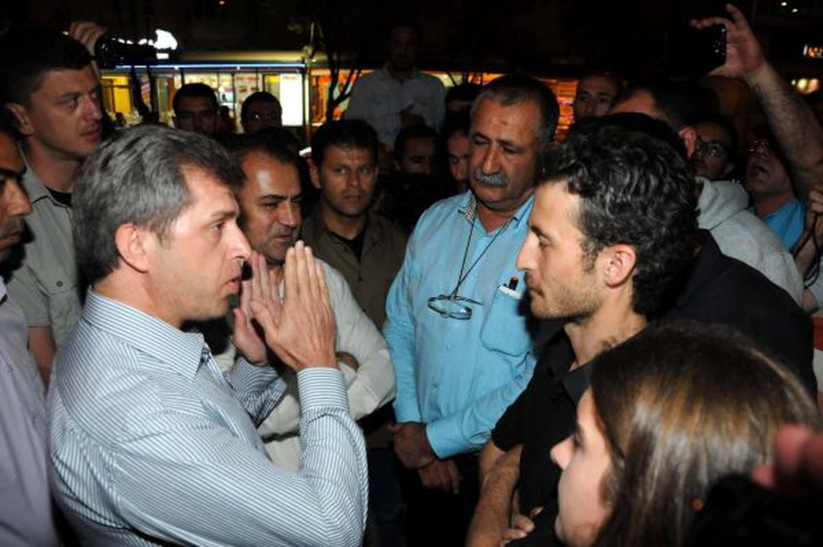 Çanakkale\'de Yolu Kapatan Eylemcilerini Vali İkna Etti