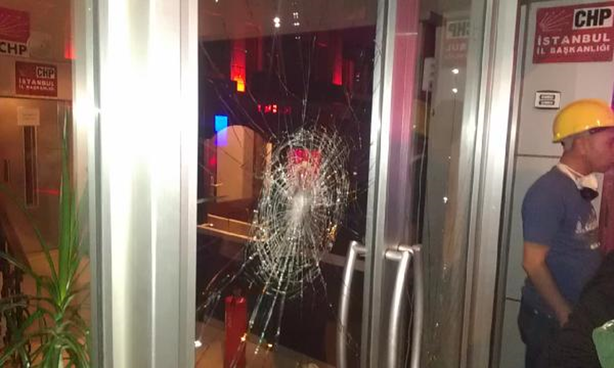 CHP İstanbul İl Binası Taşlı Sopalı Saldırıya Uğradı
