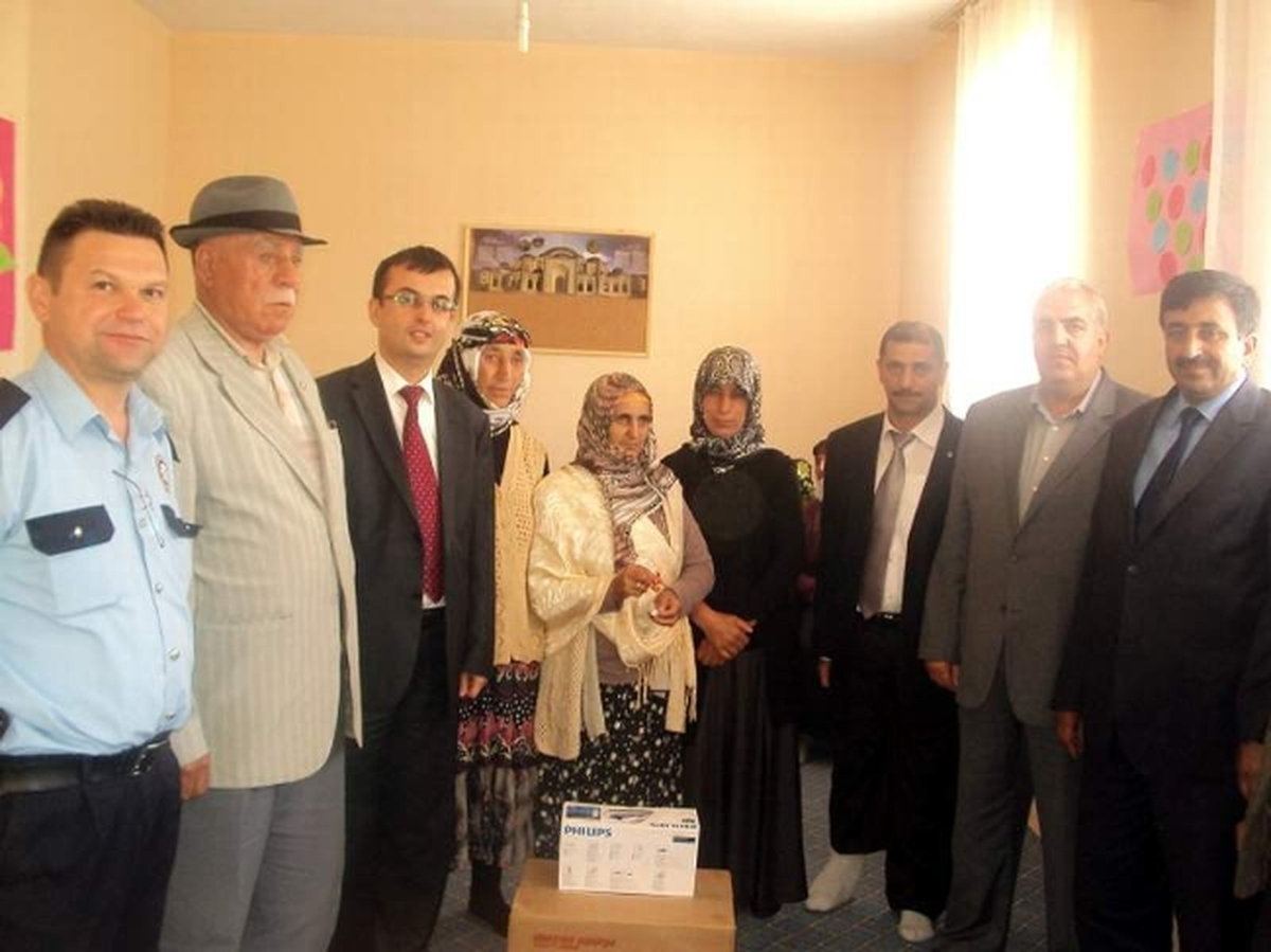 Digor\'da Aile Okul Projesi\'ne Katılanlar Ödüllendirildi