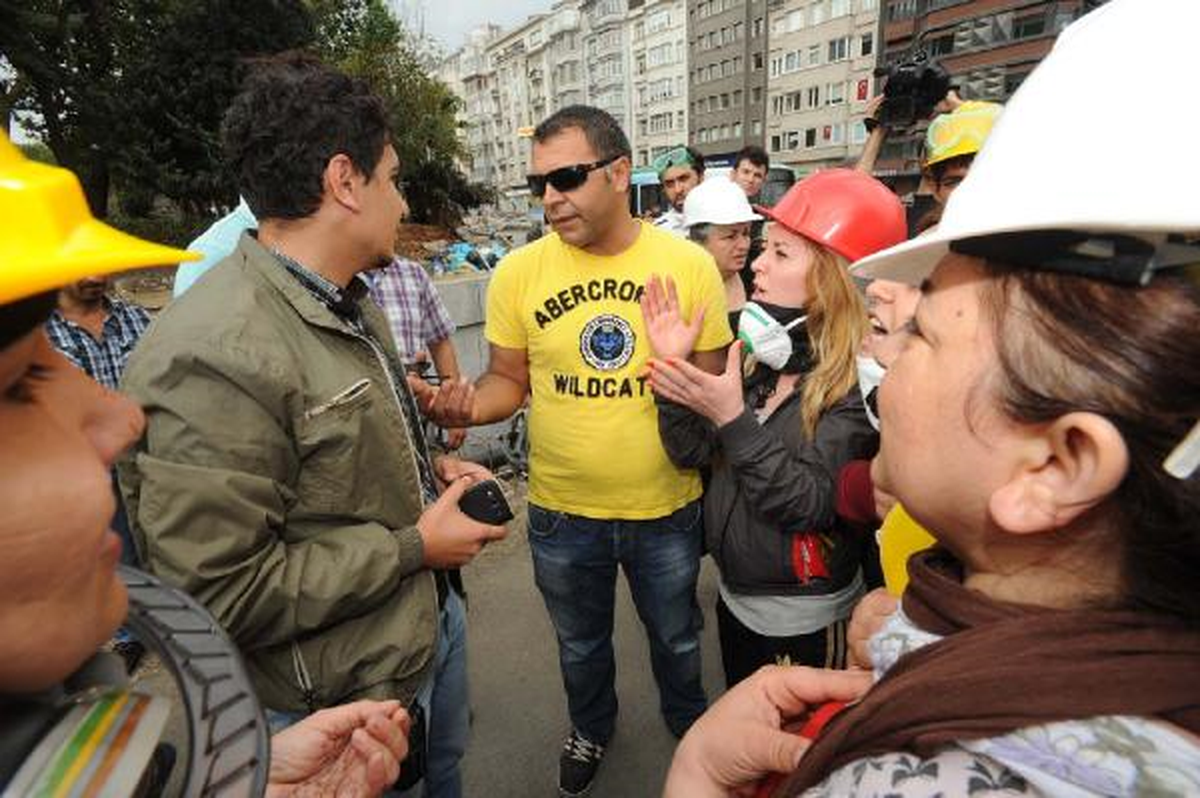 Divan Kavşağı\'nda Annelerden Polise Tepki