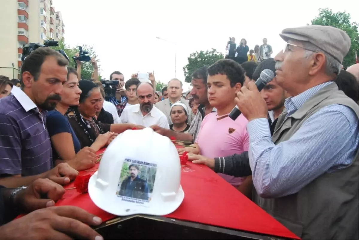 Ethem Sarısülük\'e Cemevi\'nde Tören