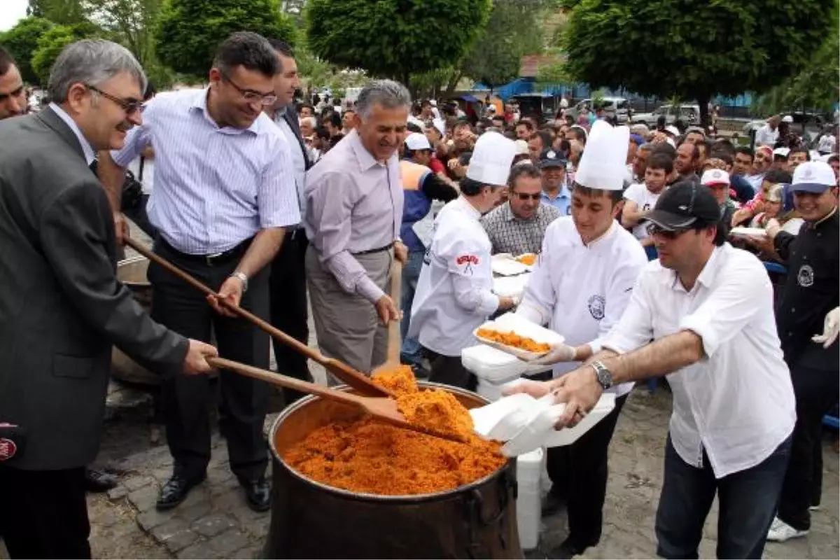 Evliyalar Günü\'nde 50 Kazan Bulgur Pilavı Dağıtıldı