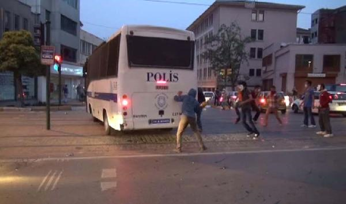 Göstericiler Polis Minibüsüne Saldırdı, Polis Slogan Attı