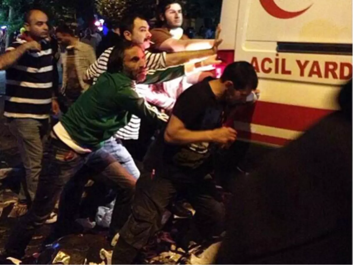 Gürkan Uygun Yaralılara Yardım Etti