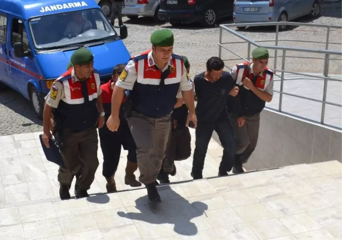 İki Kardeş Anneleri ile İlişkisi Olduğu İddia Edilen Adamı Döverek Öldürdükten Sonra Çaya Attı