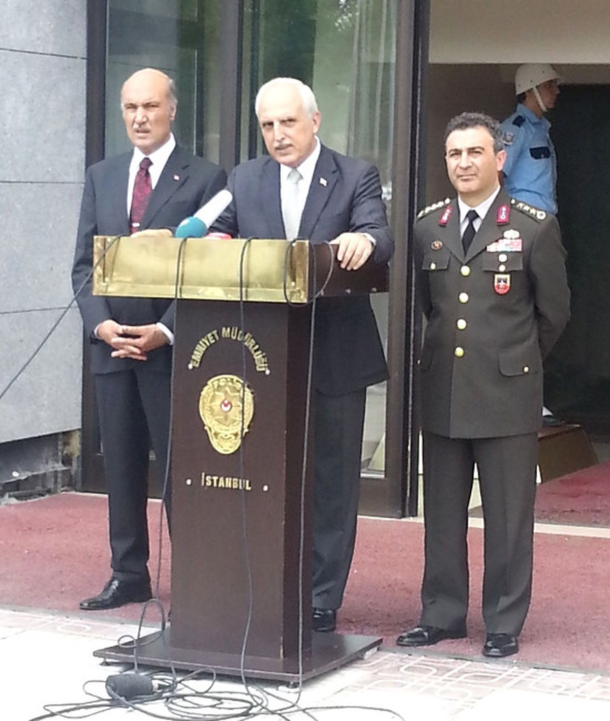 İstanbul Valisi Mutlu: "Gözaltına Alınanlar Arasında Doktorlar da Var"