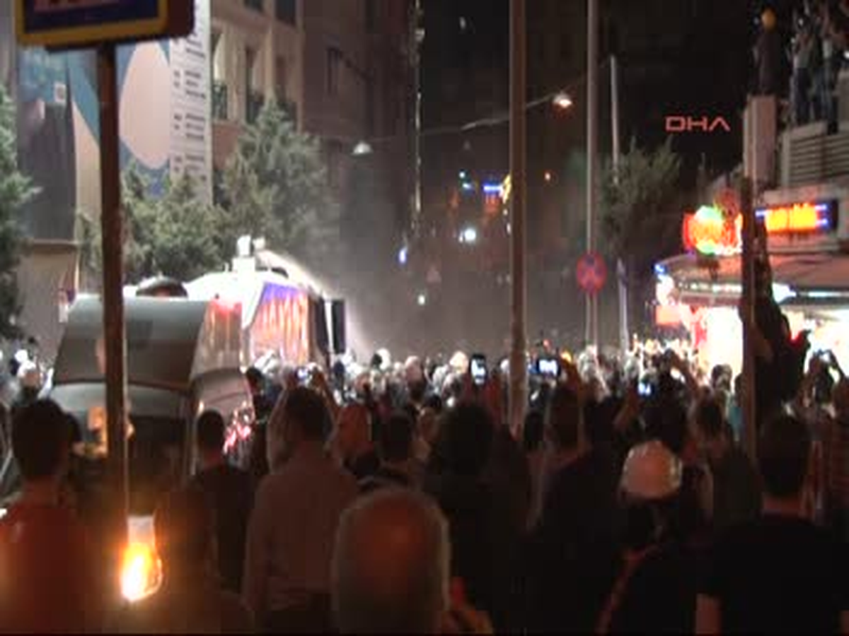 İstiklal Caddesi\'nde Polis Müdahalesi Çağatay Kenarlı / İstanbul Dha