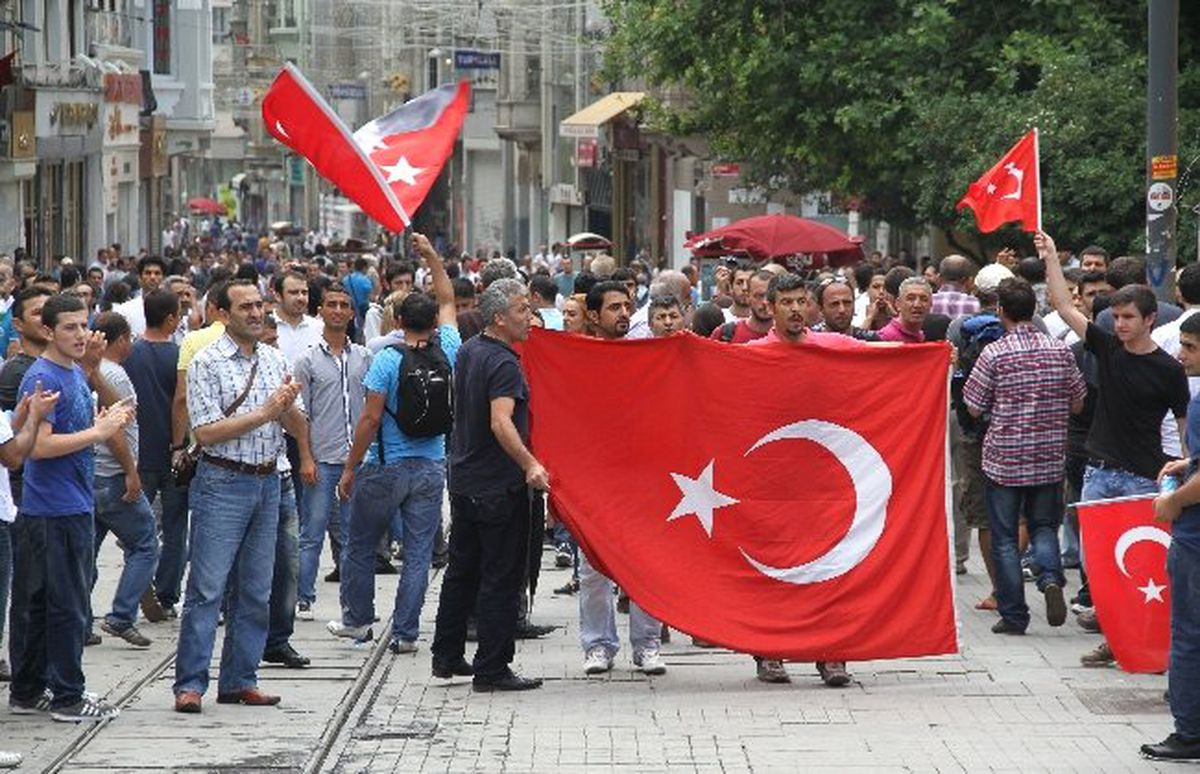 İstiklal Caddesi\'nde Toplanan Gruba Müdahale