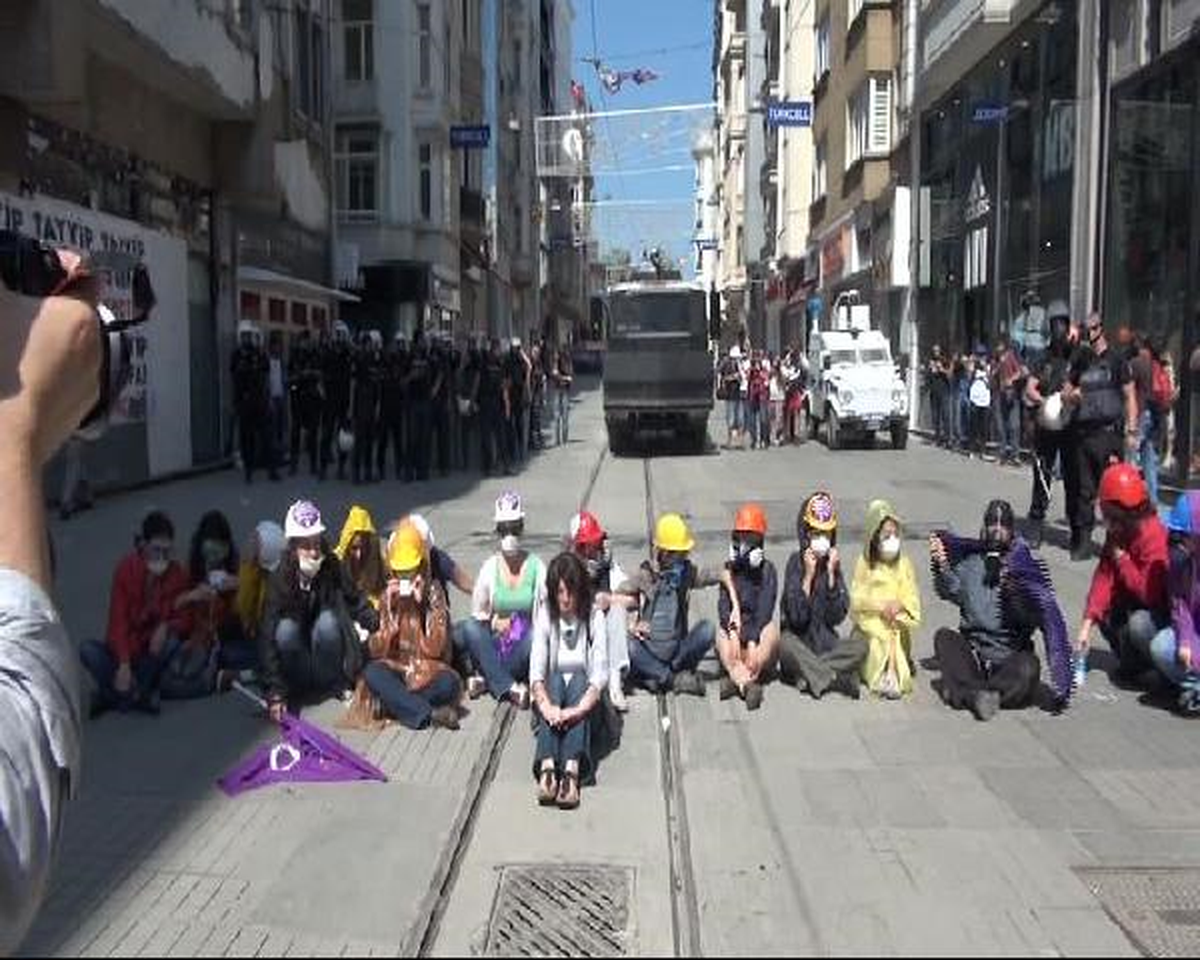 İstiklal\'de "Feminist" Kadınlara Müdahale