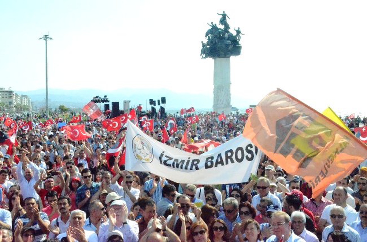 İzmir\'de \'Gezi\'ye Destek Yürüyüşü