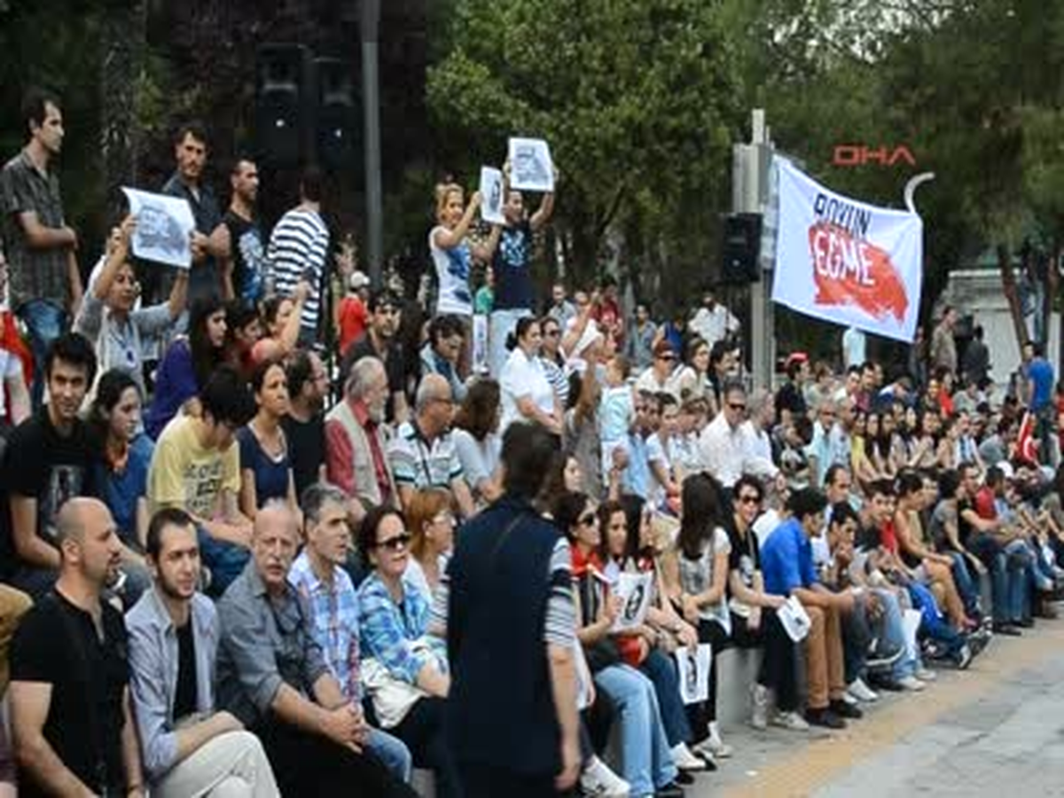 İzmit\'te 5 Bin Kişi AK Parti Binası Önünde