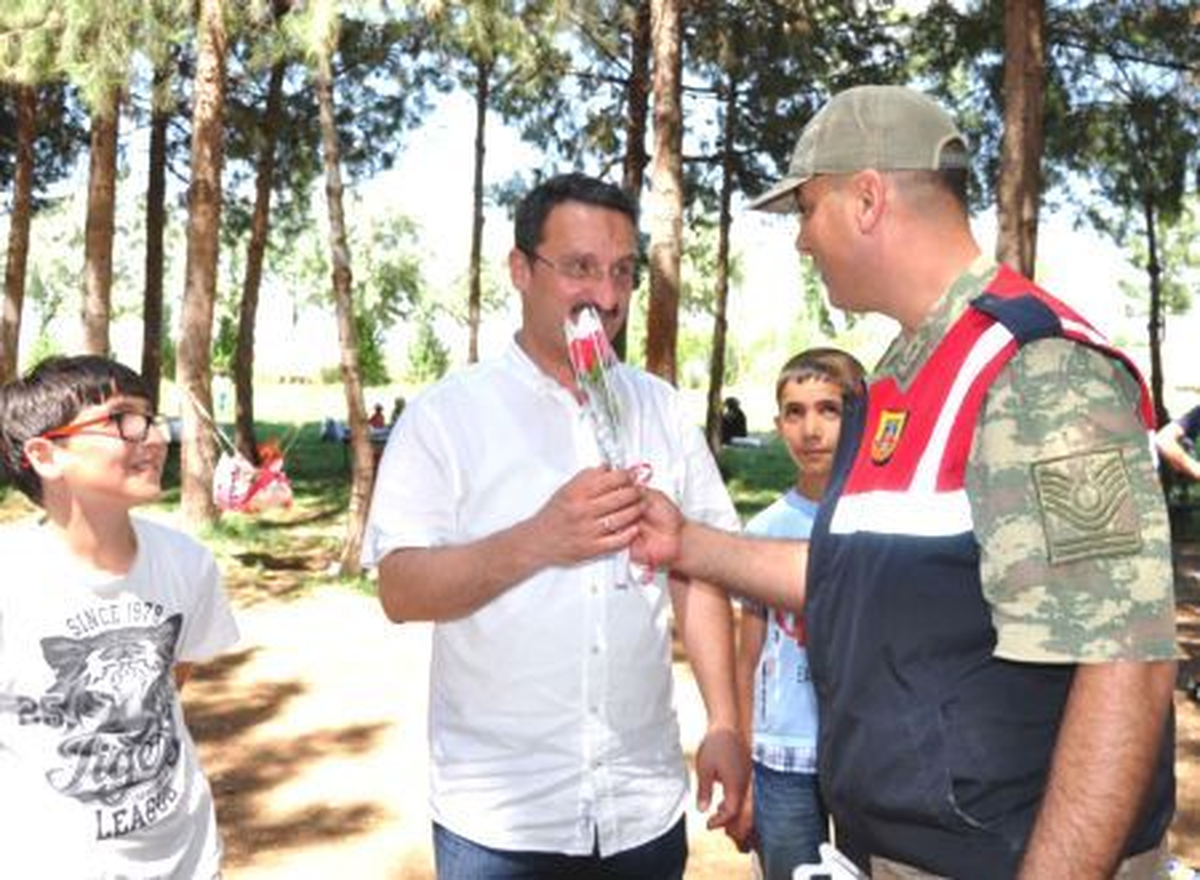 Jandarma Babalar Gününde Karanfil Dağıttı
