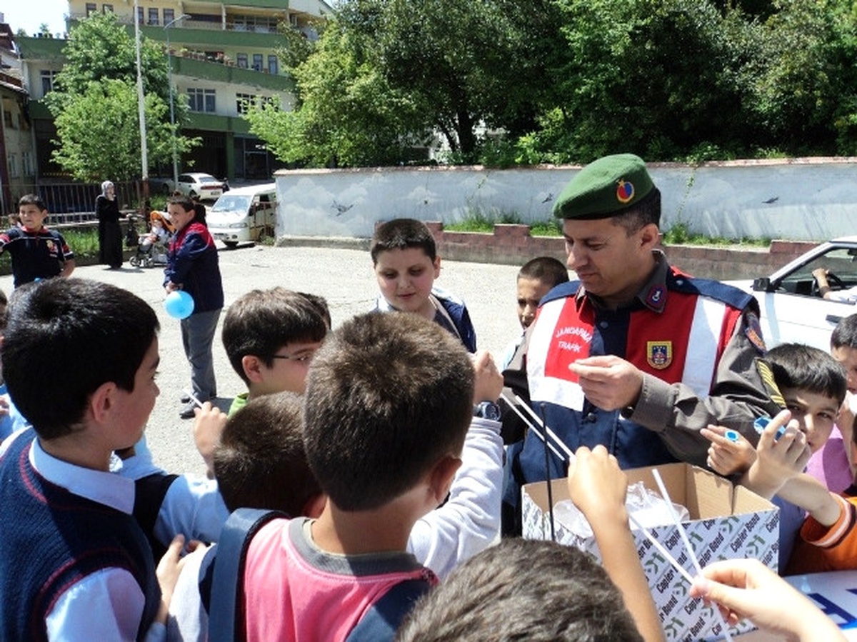 Jandarma Trafik\'ten Öğrencilere Şapka ve Balon