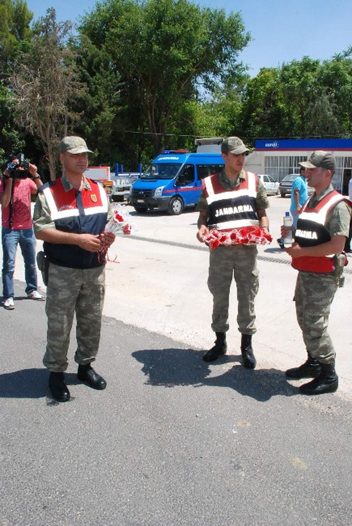 Jandarmadan Babalar Gününe Özel 5 Bin Karanfil