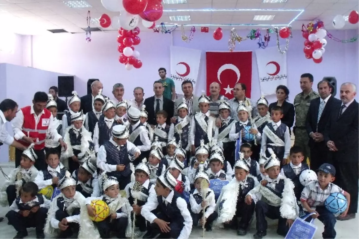 Kızılay'ın Sünnet Şöleninde 50 Çocuk Erkekliğe Adım Attı