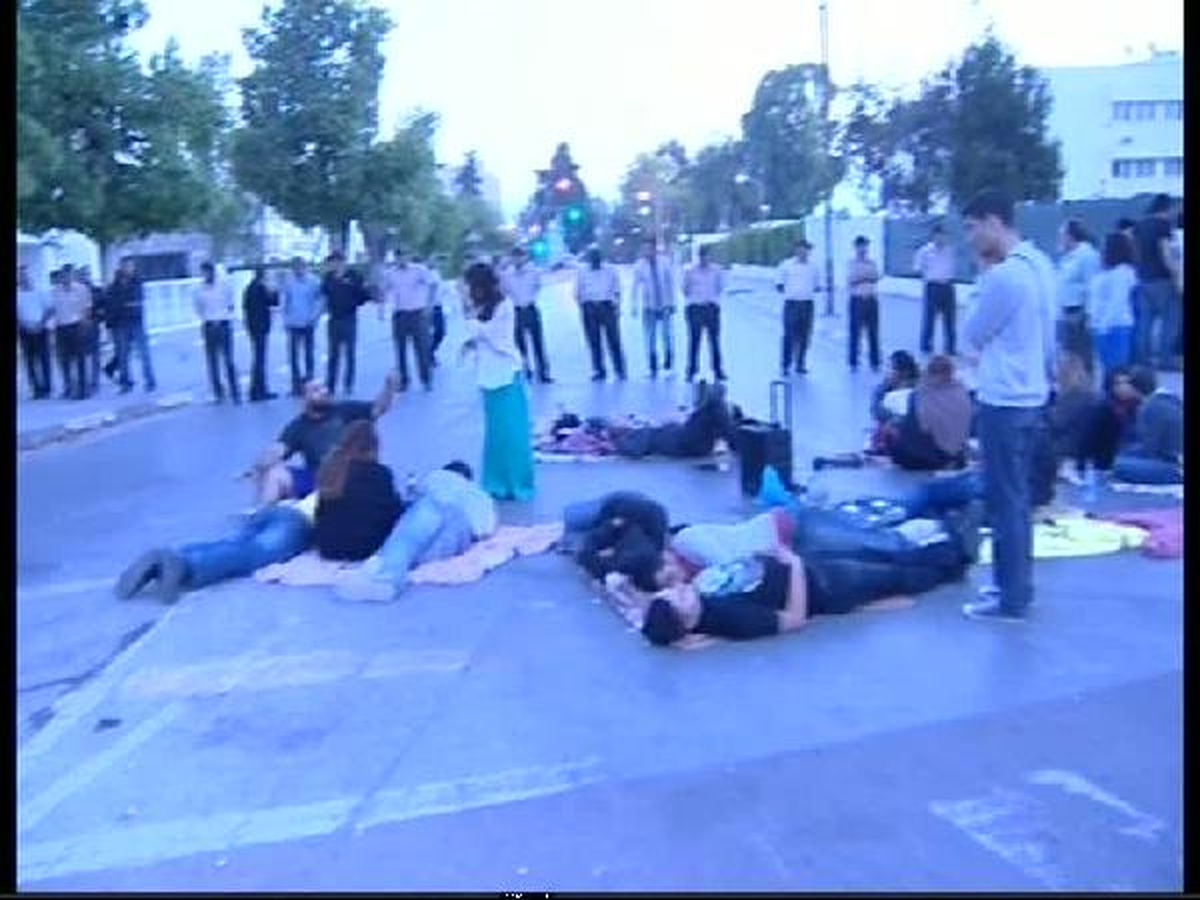 KKTC\'de Gezi Parkı İçin Sabaha Kadar Nöbet Tutuldu