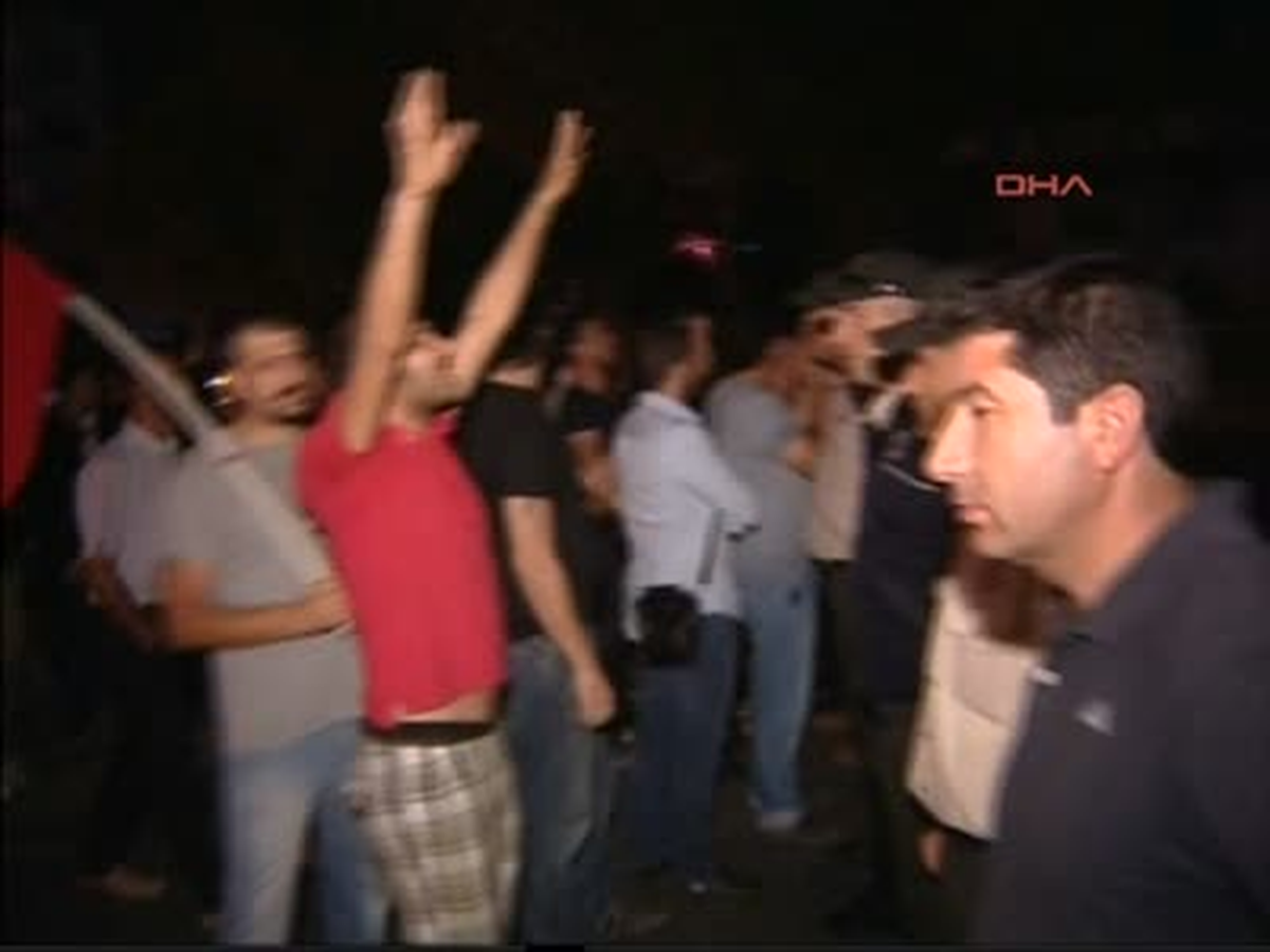 KKTC\'de Gezi Parkı İçin Sabaha Kadar Nöbet Tutuldu KKTC\'de Gezi Parkı İçin Sabaha Kadar Nöbet...