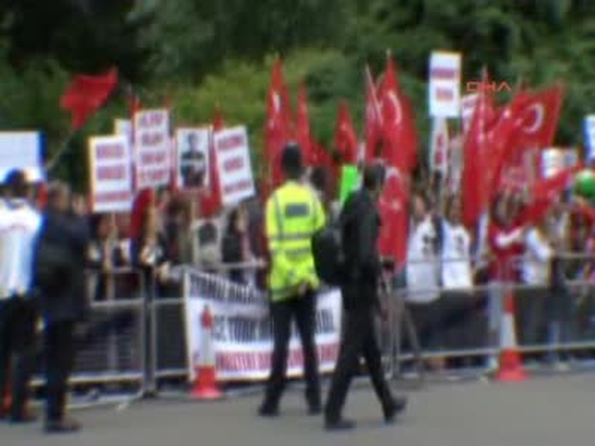 Londra'da Gezi Parkı'na Destek Yürüyüşü