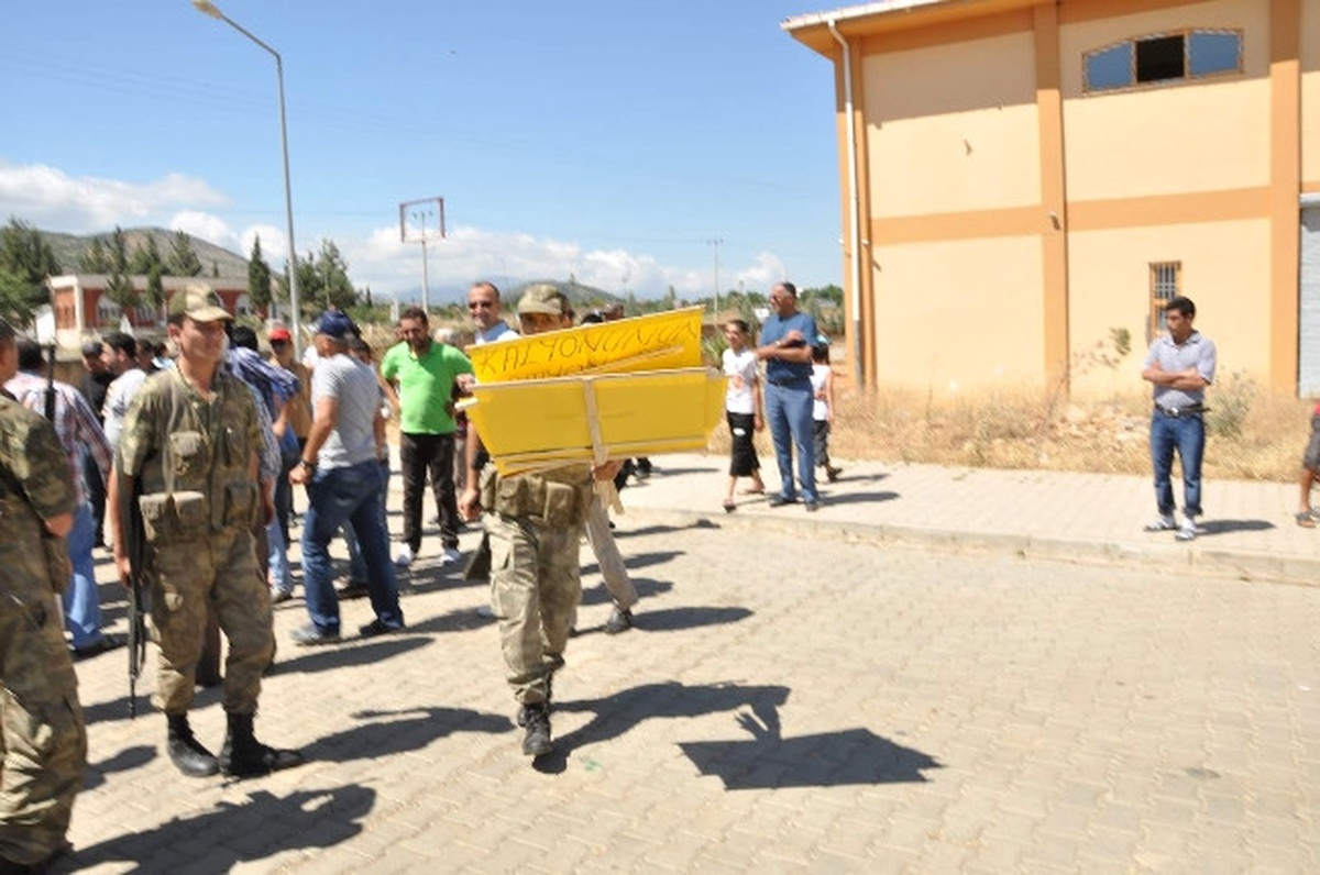 Mahalle Sakinleri, Kum Ocağını Protesto Etti