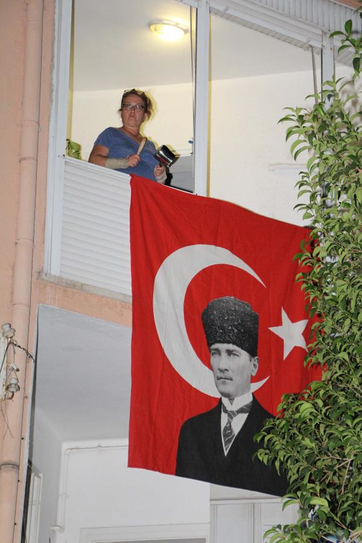 Manisa\'da 300 Kişi Gezi Parkı\'na Müdahaleyi Protesto Etti